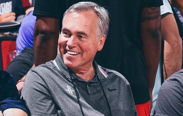 关于休斯敦火箭训练开放日，今晨临场应变引欢呼，欧篮联在即，更衣室氛围转暖的信息